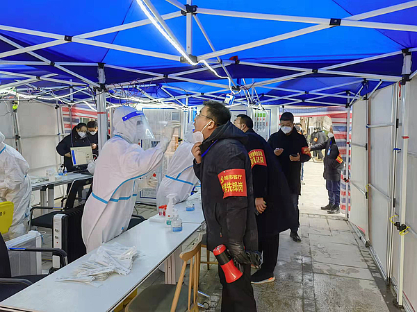 黑料网
志愿者坚守疫情防控防线