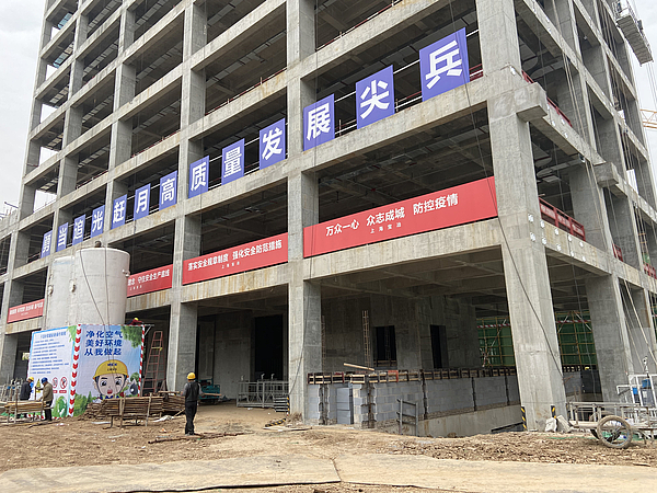 11先导院南区项目施工现场8栋楼主体已封顶，工人们正进行外立面装饰装修作业。   澎湃新闻记者 郑问 图.jpg