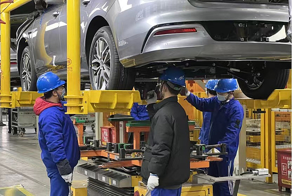 2西安比亚迪的汽车生产线.jpg