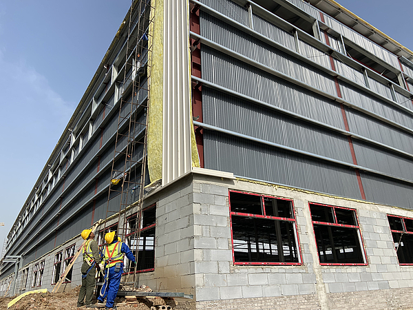 8.3月28日上午，在西安高新区草堂科技产业基地比亚迪厂区西侧的项目工地上，数座大型现代化生产厂房主体已完工。   澎湃新闻记者 郑问.jpg