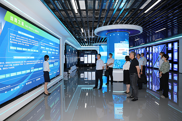 西安高新金控董事长解严接待西安市金融工作局局长王丽一行